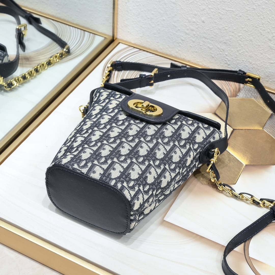 Dior 30 Montaigne Bucket Bag 002 LM061 17cm