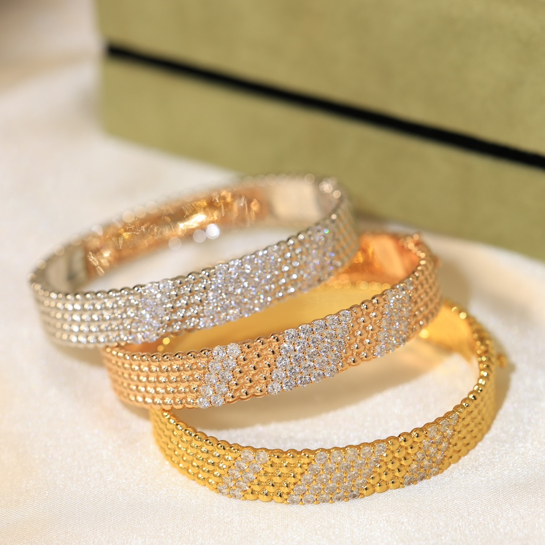 Van Cleef & Arpels Jewelry Bangle  Pearl bracelet