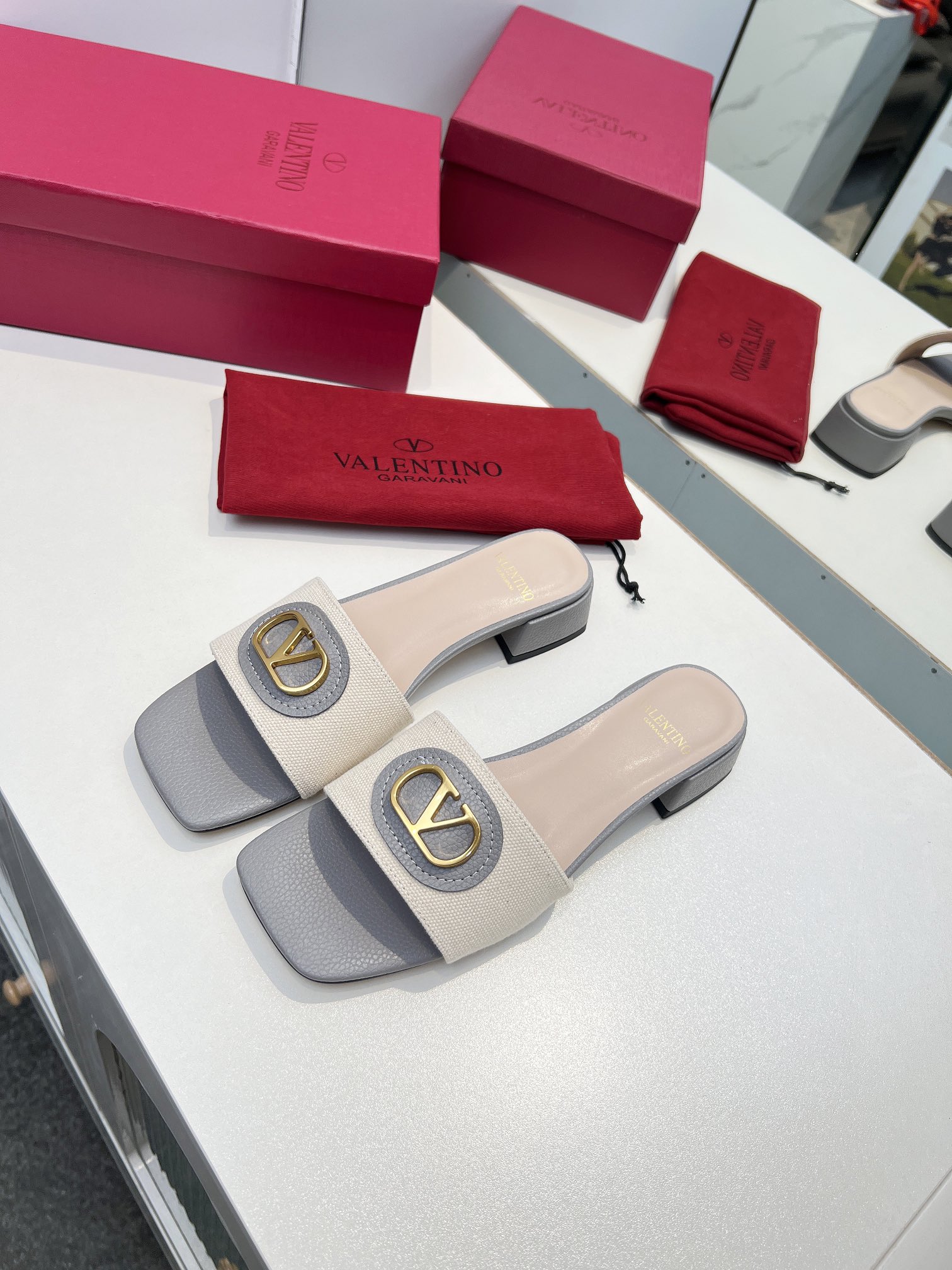 Valentino Shoes Ladies' Favorite Slipper SIGNATURE metal V-buckle women's slippers for spring and summer
