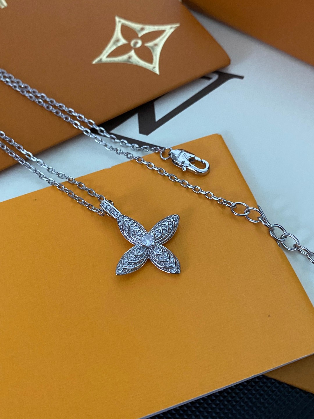 Louis Vuitton Jewelry Necklace Classic pattern design double flower design pendant