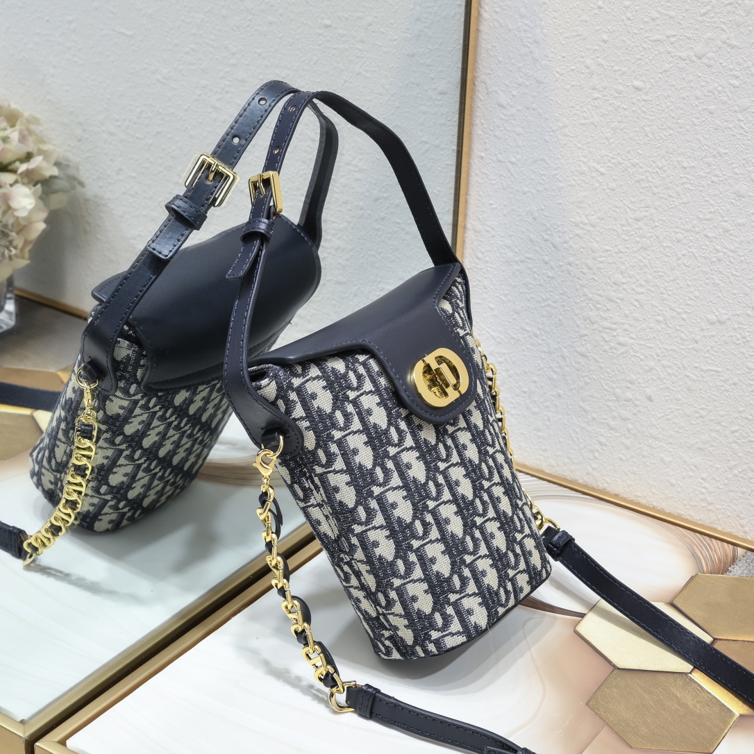 Dior 30 Montaigne Bucket Bag 002 LM061 17cm