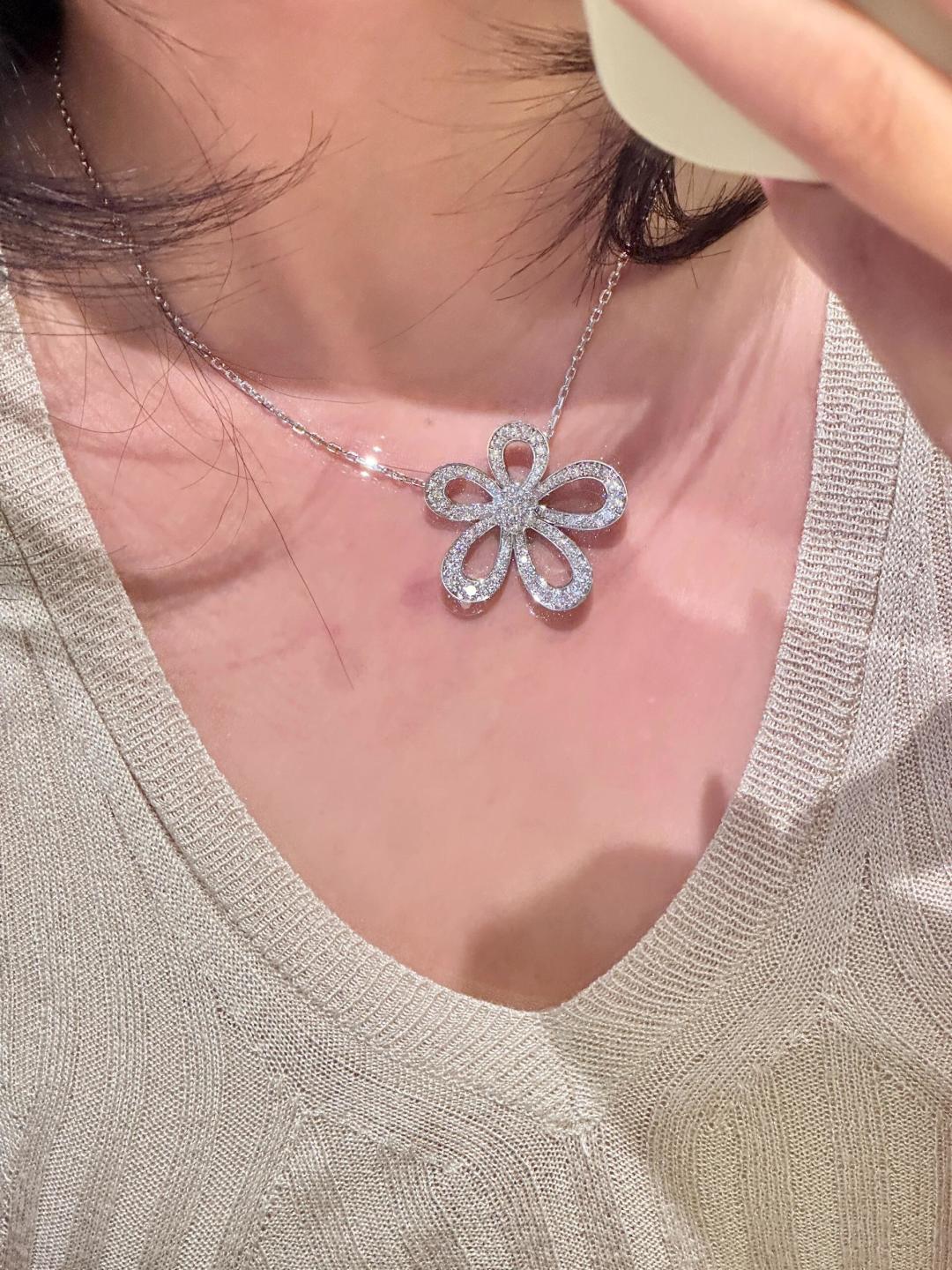 Van Cleef & Arpels Jewelry Necklace Hollow section