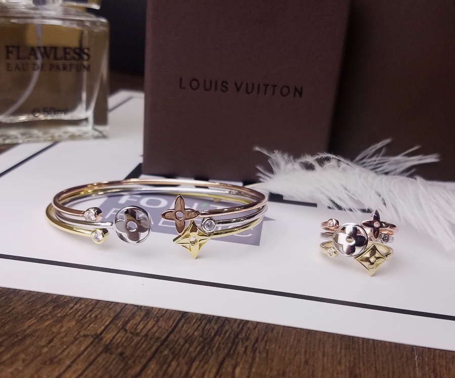 Louis Vuitton Jewelry Bangle 3 delicate flowers can bloom together