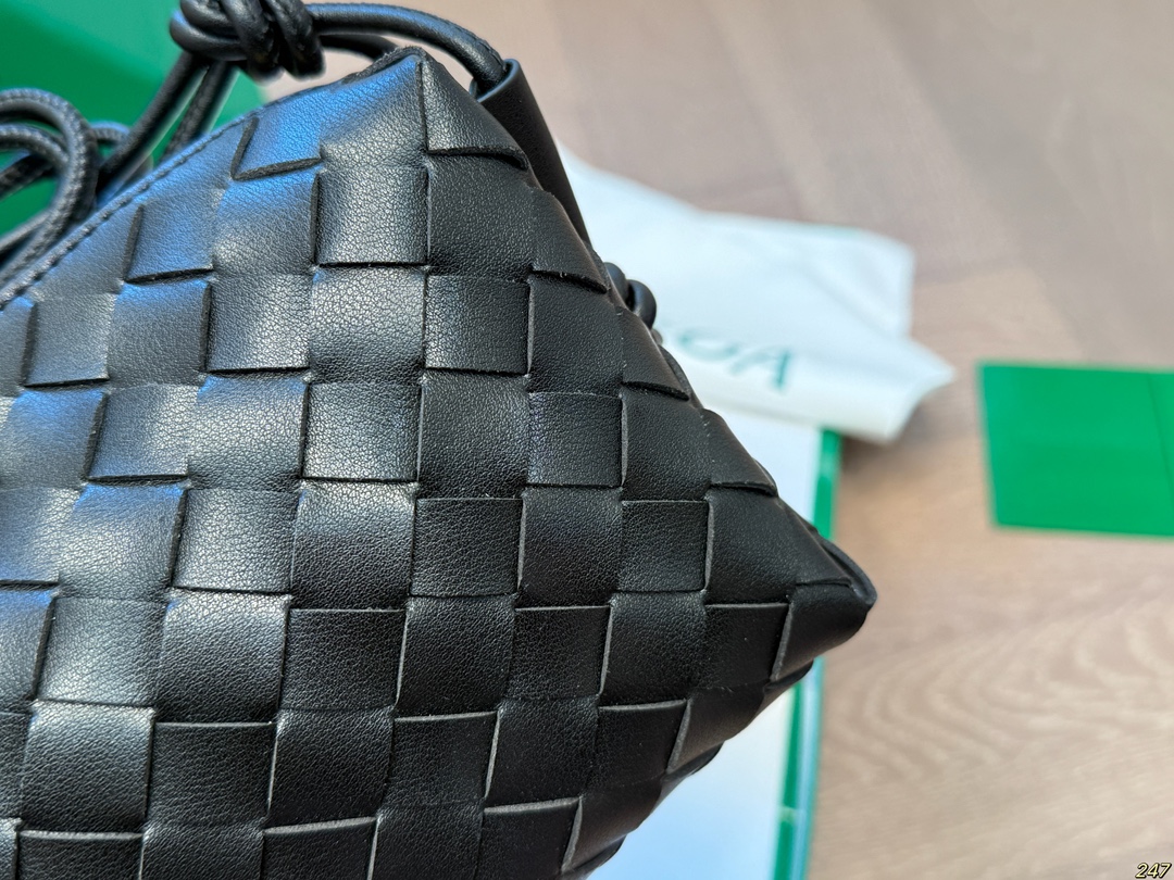 Bottega Veneta Shoulder Bag 008 DB061 18cm