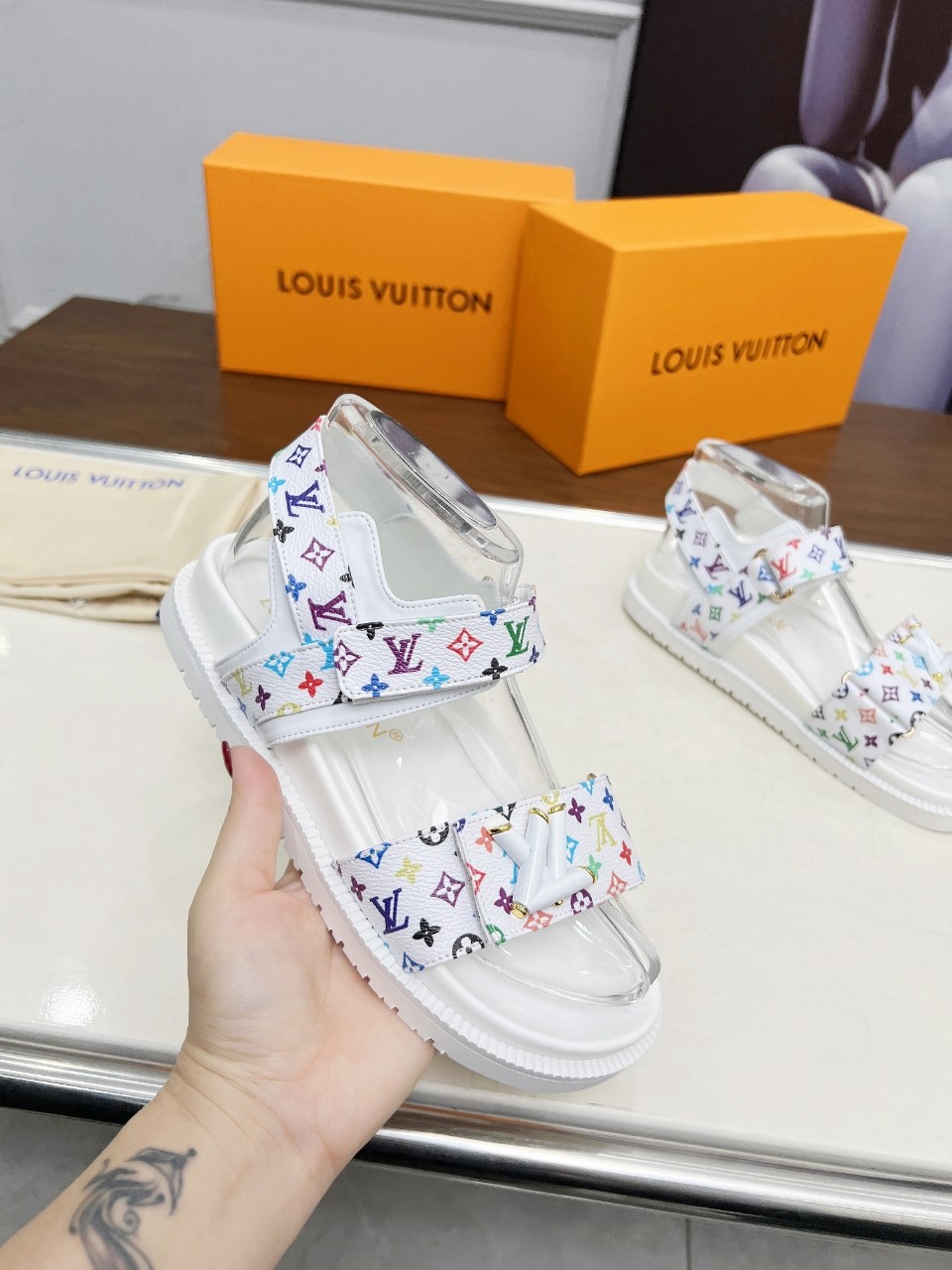 LV Shoes 023 XM022