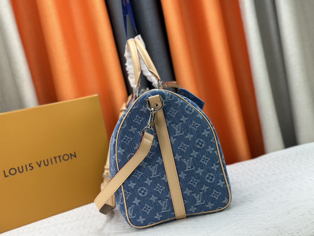 Louis Vuitton Keepall Bandoulière travel bag