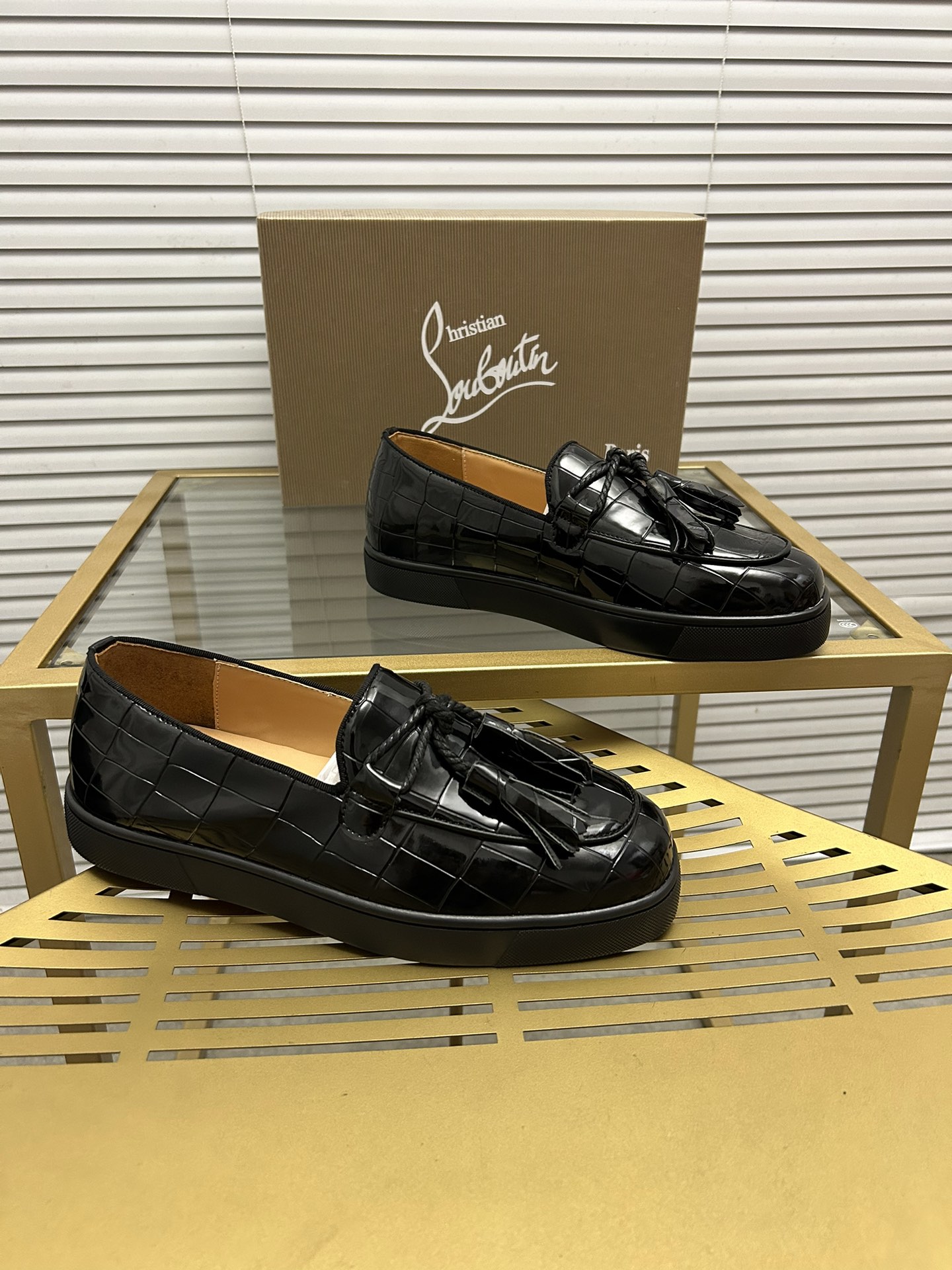 Christian Louboutin 046 Casual shoes HL003