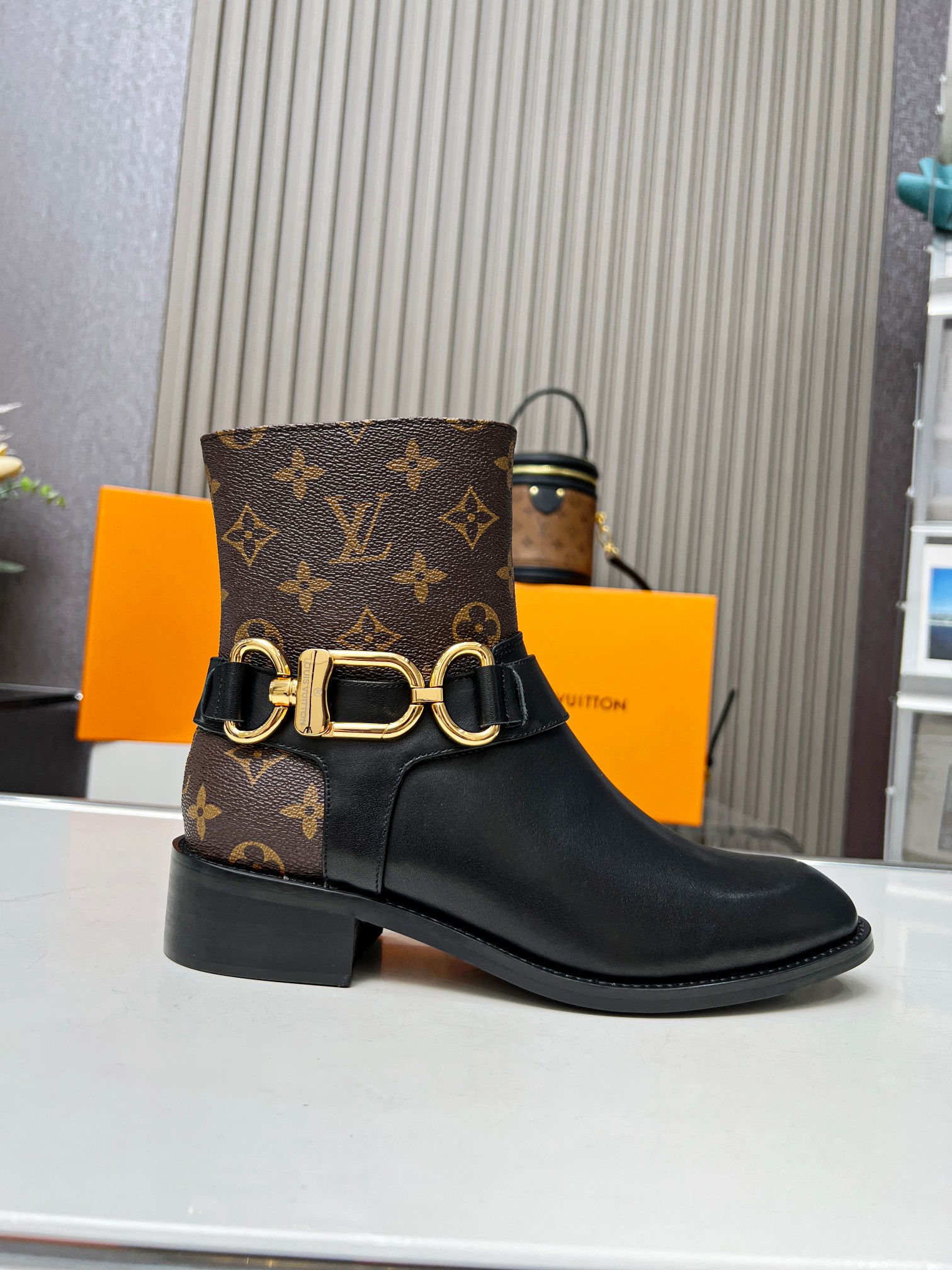 LV 008 boots XM023