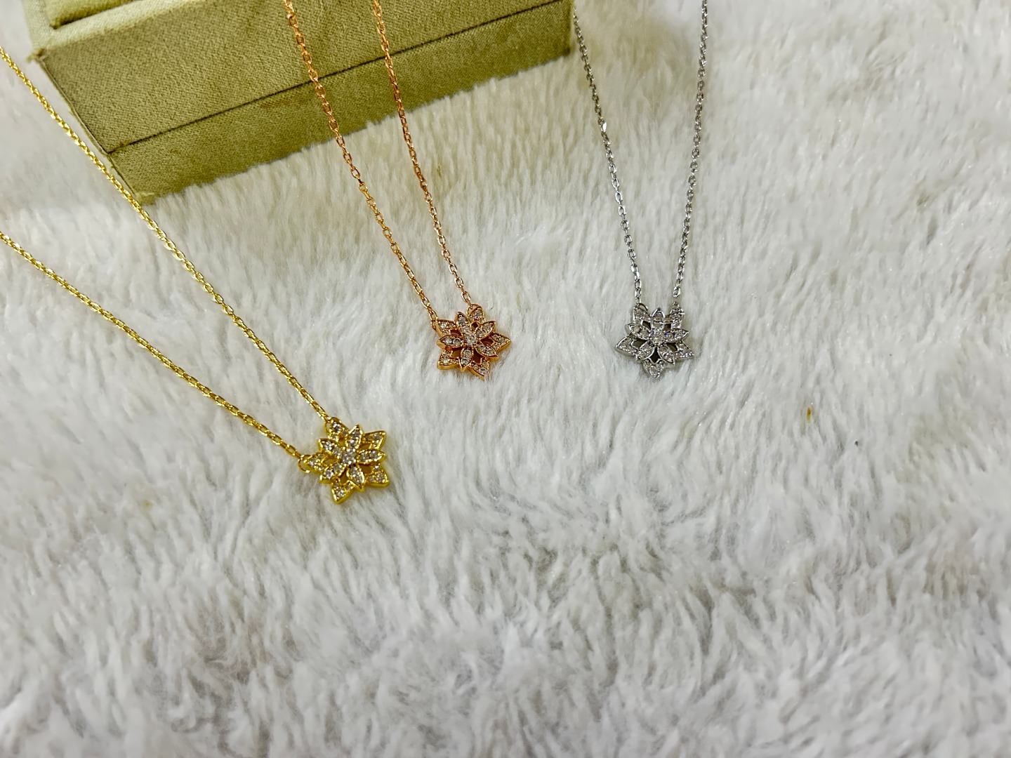 Van Cleef & Arpels Jewelry Necklace Lotus Diamond Necklace