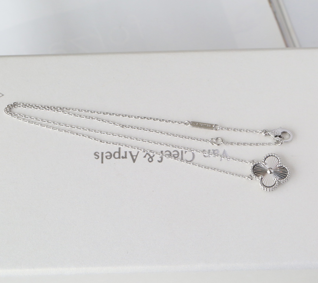 Van Cleef & Arpels Necklace 551