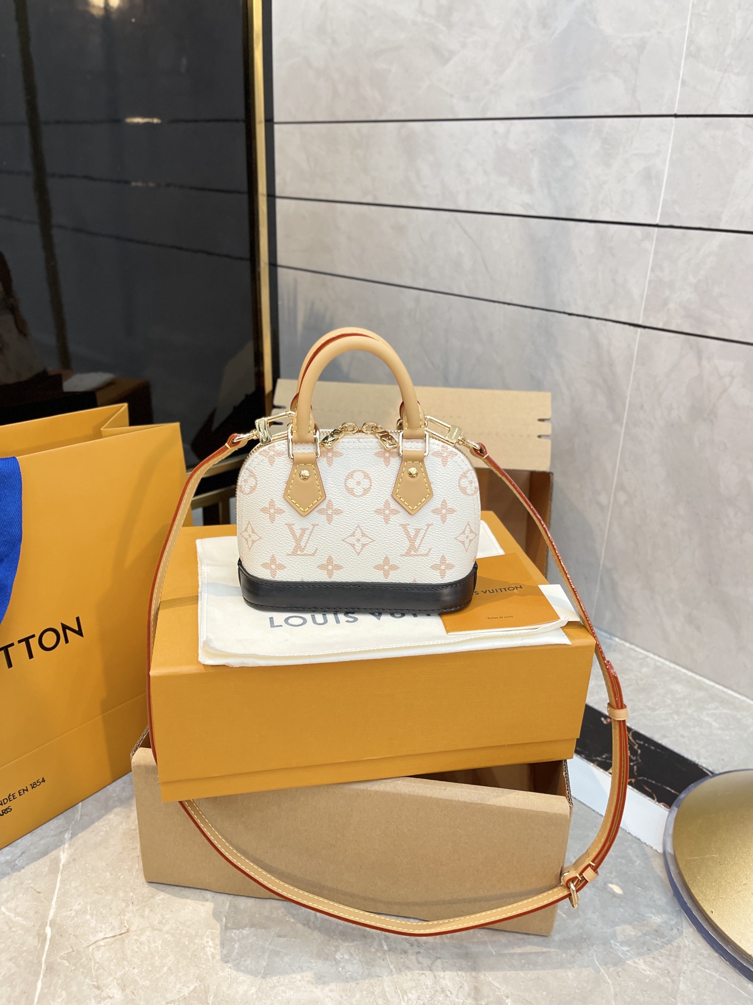 LV Nano Alma Bag 82717 LLS091 18cm