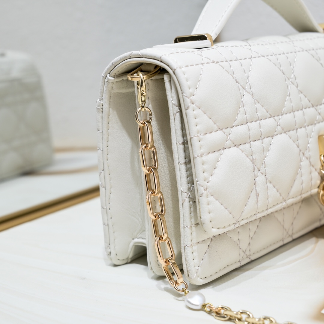 Miss Dior Mini Bag White sheep CD2023 XB071 21cm