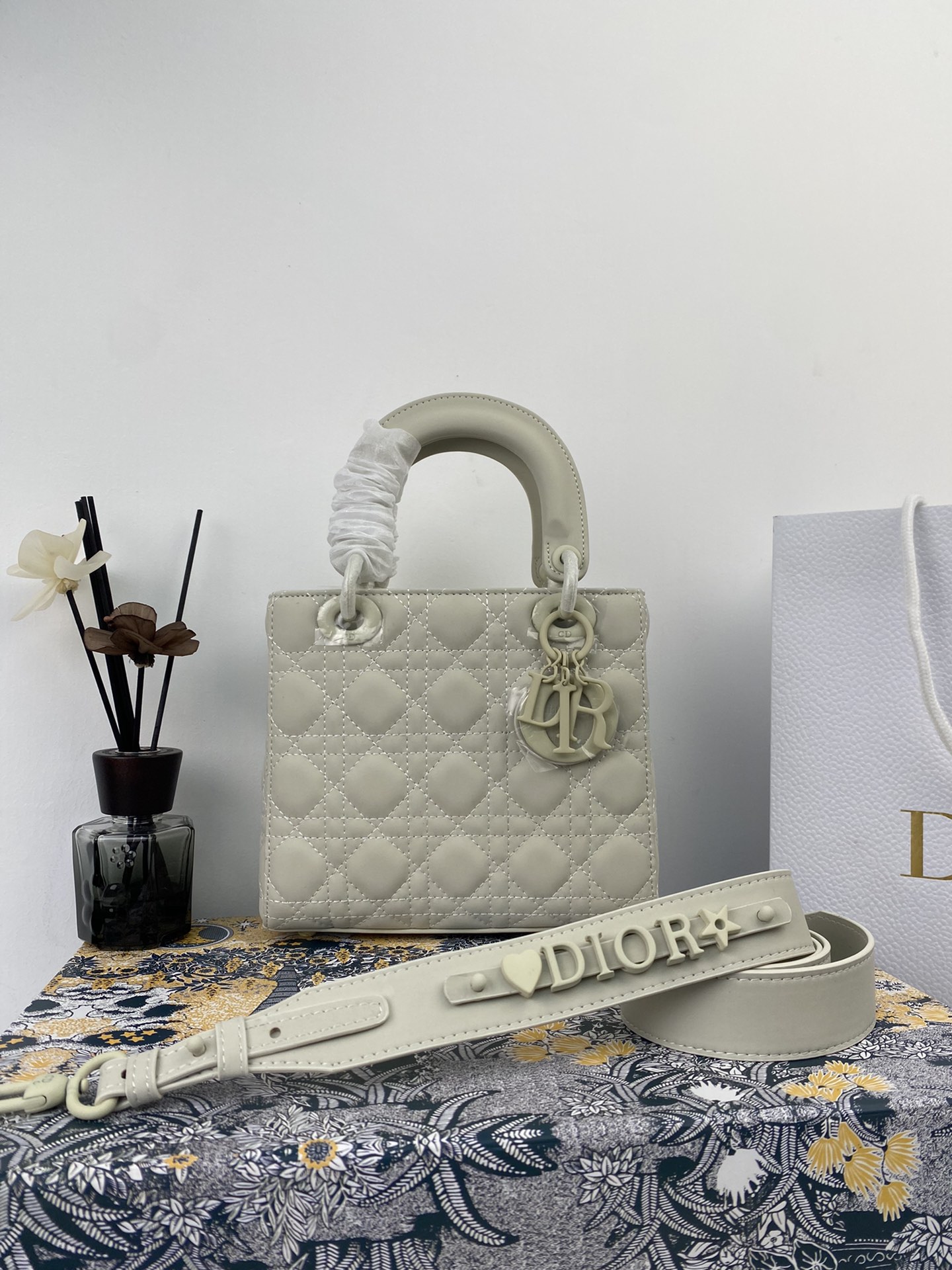 Dior004 22PJ002 20*16.5*8 cm