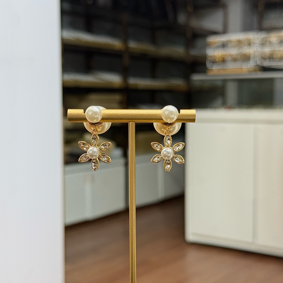 Dior Jewelry Earring Classic CDIogo with Brilliant Sunflower PearlXY85