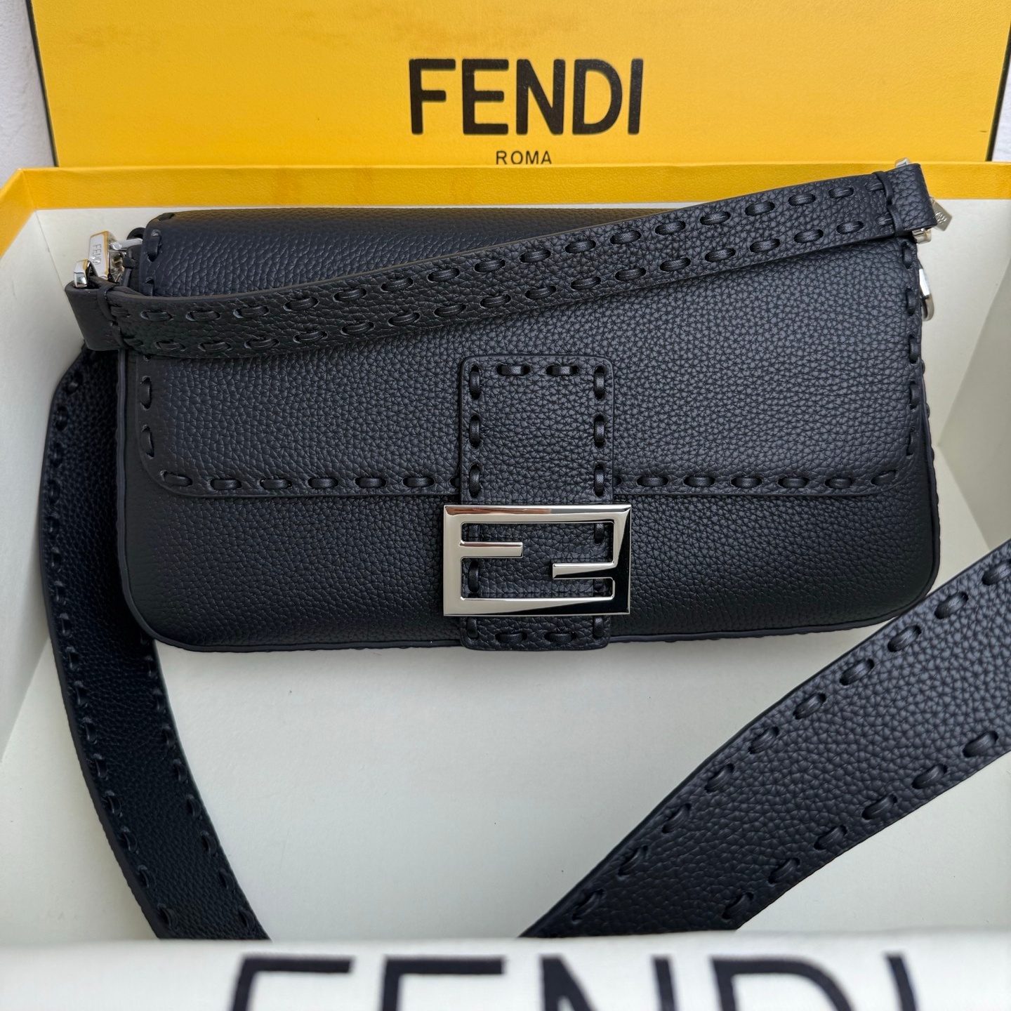 Fendi Shoulder Bag Ladies' Favorite