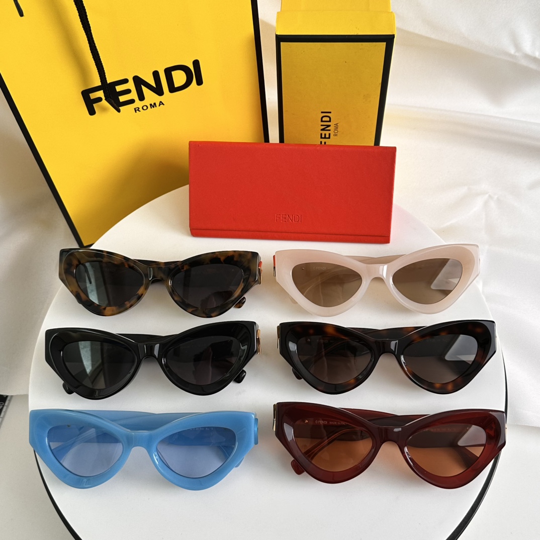 Fendi Sunglasses FE40146l SM051