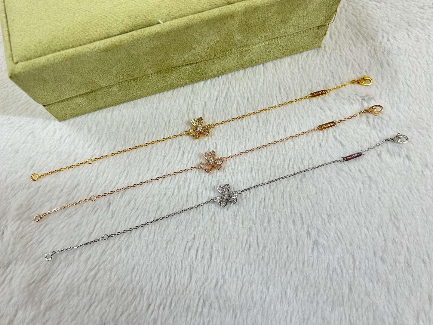 Van Cleef & Arpels Jewelry Bracelets Full rhinestone clover bracelet