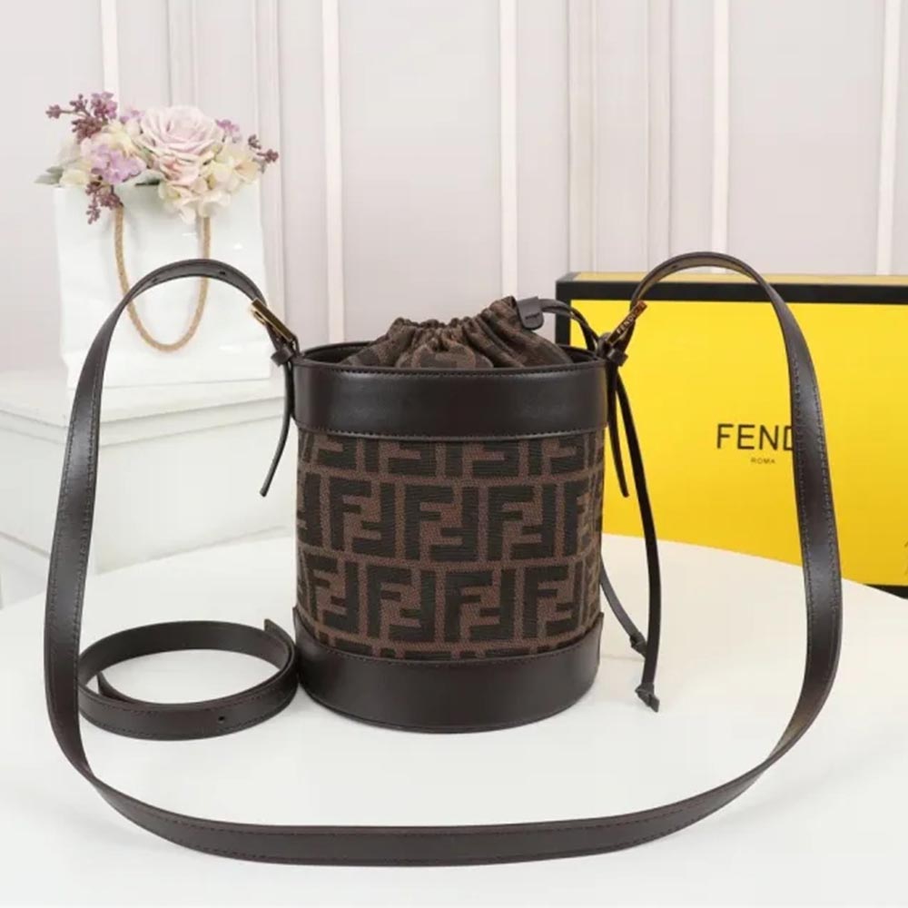 FendiBucket001JQE071 17*17*19 cm