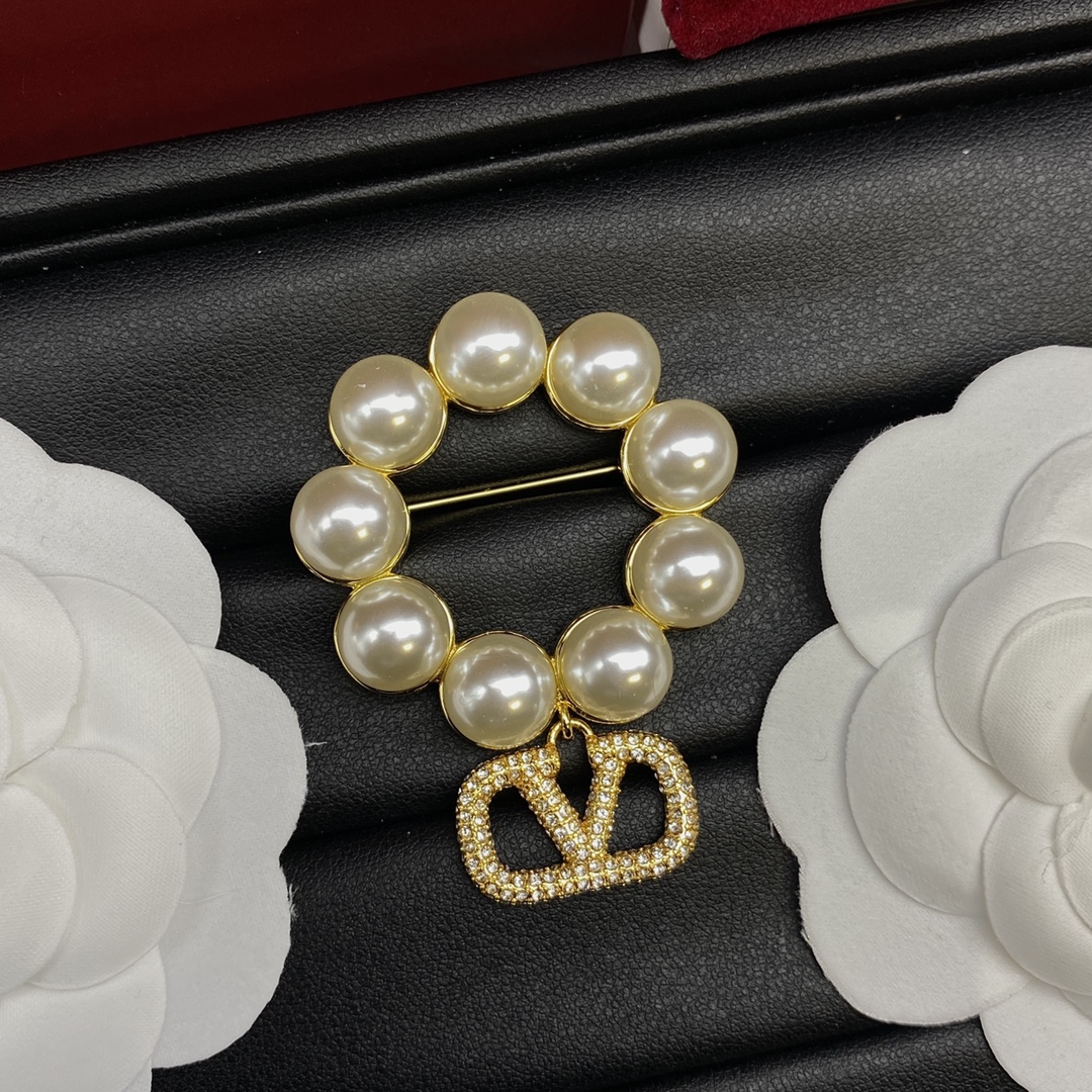 Valentino Jewelry Brooches Pearl Circle Brooch With Diamond-Encrusted Vlogo Pendant