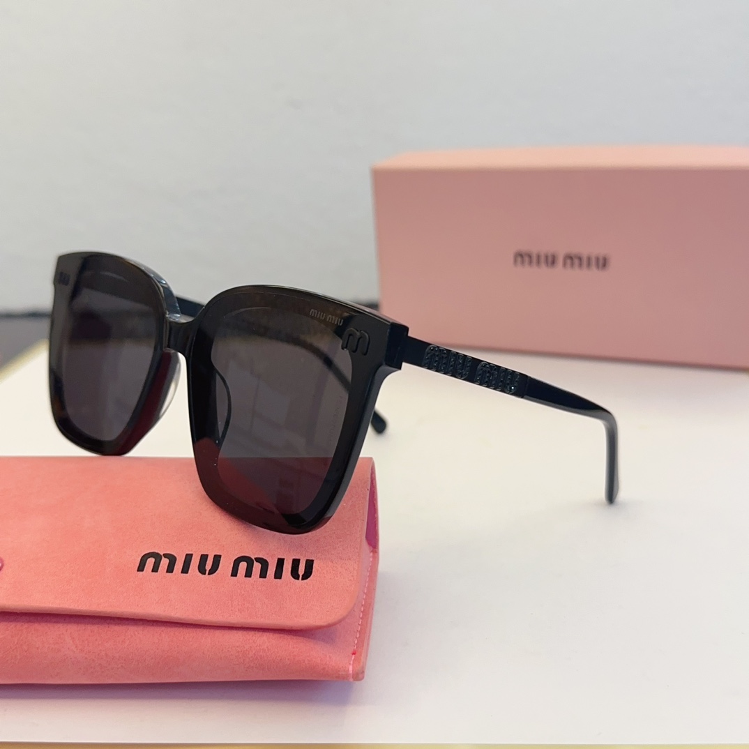 Miu Miu Sunglasses SMU 21S SM061