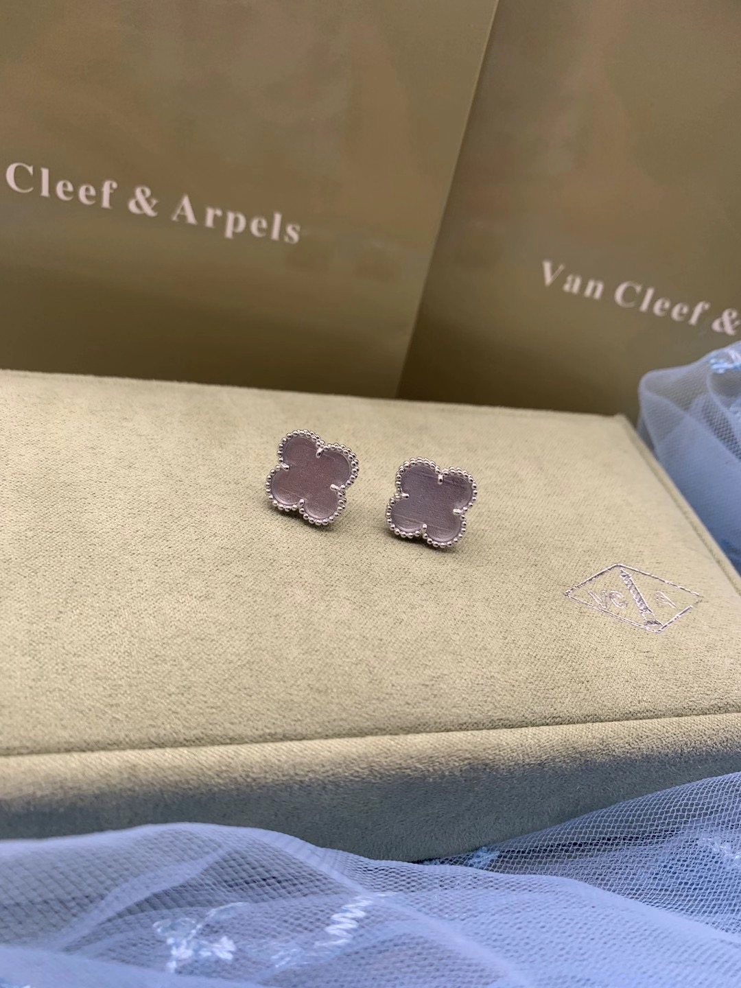 Van Cleef & Arpels Jewelry Earring Transparent Single Flower Earrings