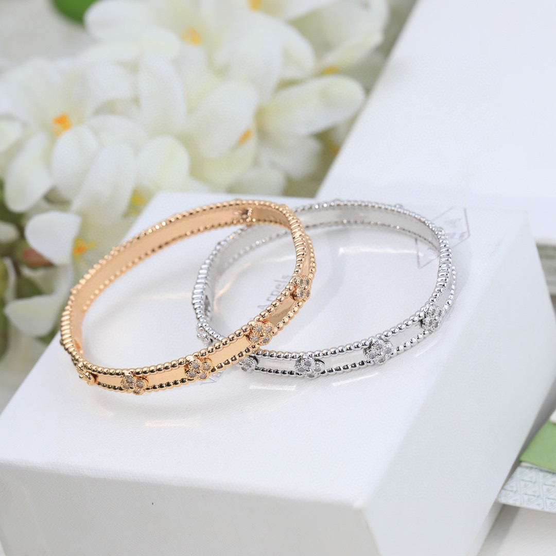 Van Cleef & Arpels Jewelry Bangle Four-Leaf Clover Bracelet