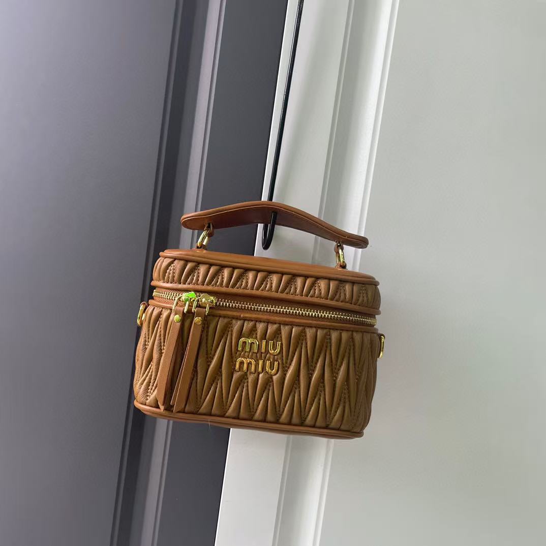 Miu Miu Matelassé Bag 5BH226 LM022 18cm