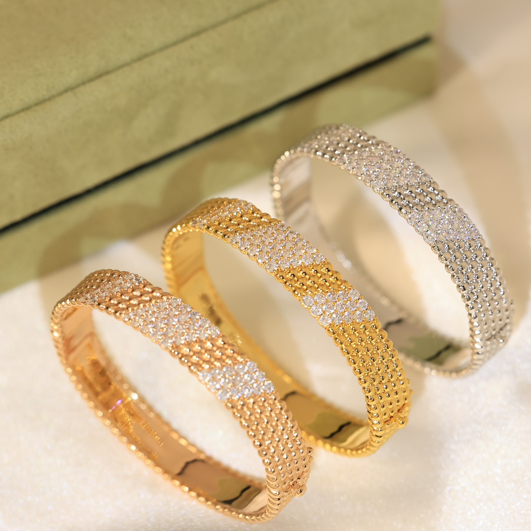 Van Cleef & Arpels Jewelry Bangle  Pearl bracelet