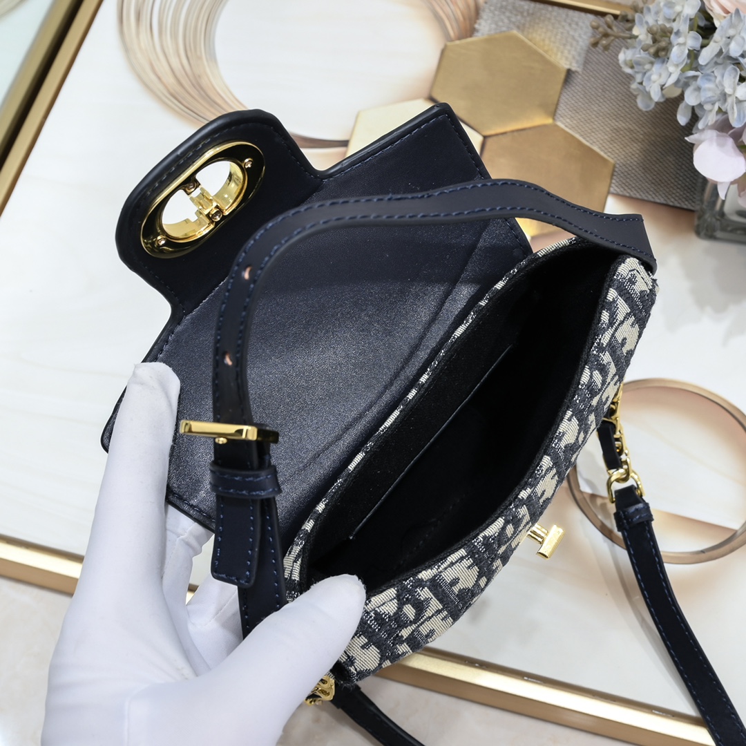 Dior 30 Montaigne Bucket Bag 002 LM061 17cm