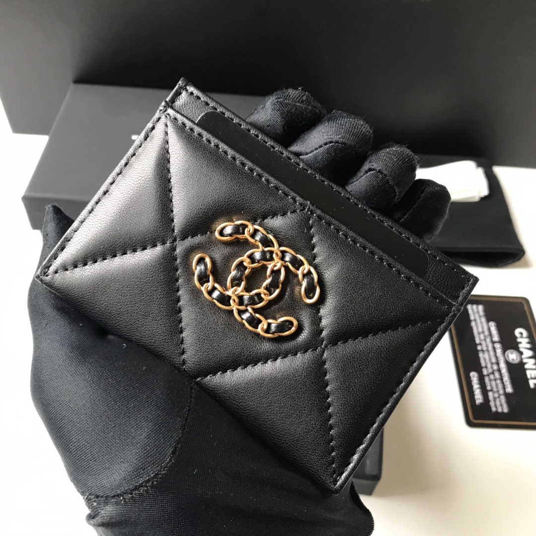 CHANEL 19 CARD HOLDER