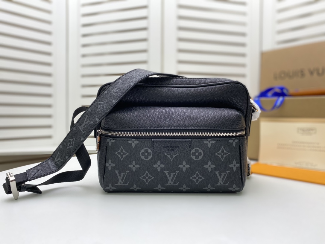 LV OUTDOOR Messenger Bag M30243 LM051 25cm