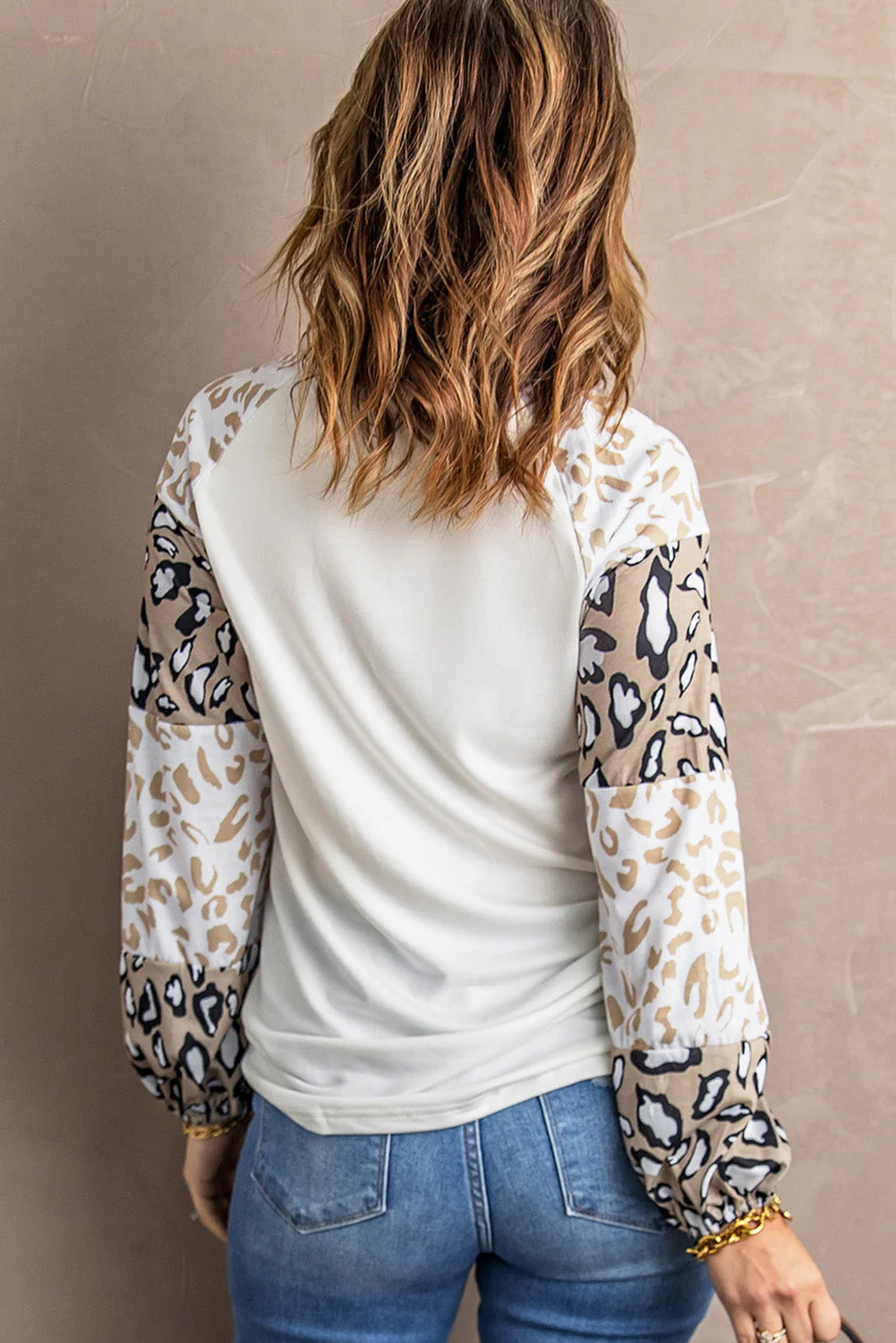 St. Patrick's Day Beige Leopard Casual T-shirt。