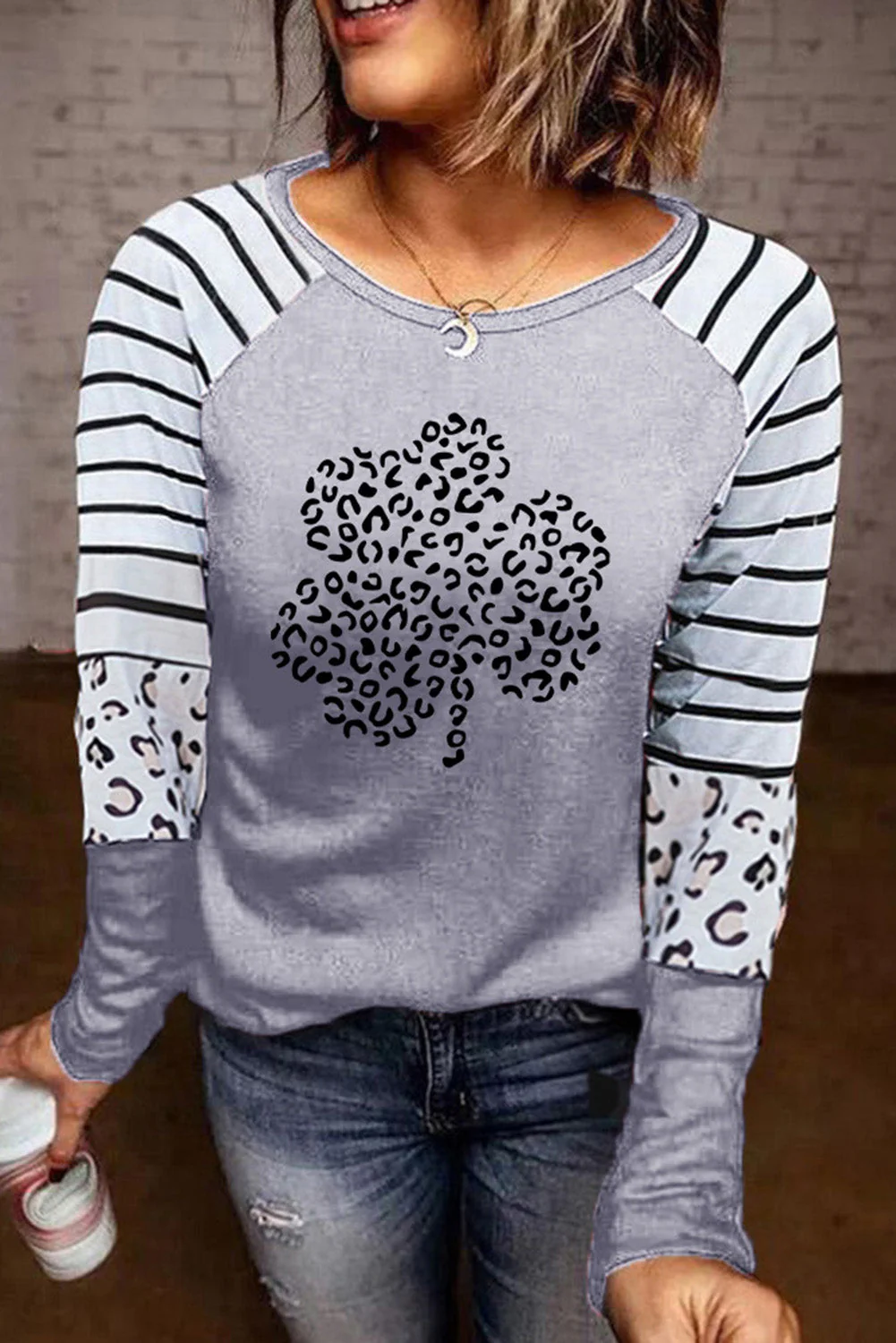 Grey Leopard Shamrock Printed Shamrock T-Shirt。
