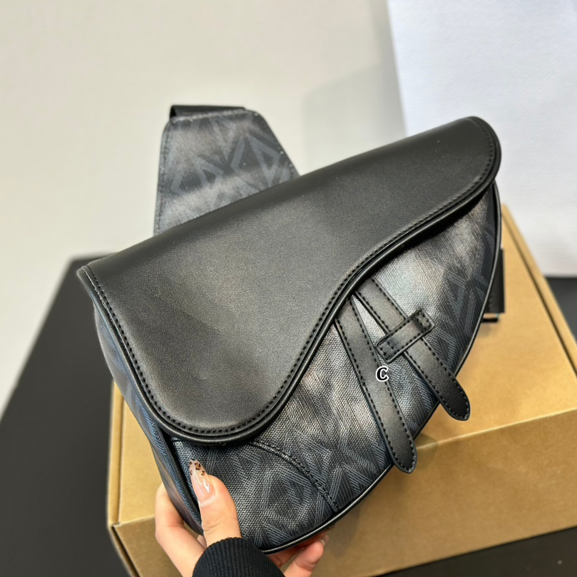 Dior Saddle shoulder bag unisex