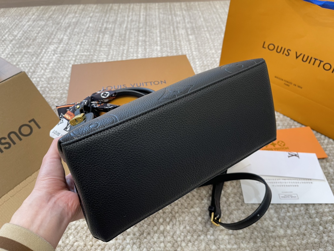 Lv Montana Bag