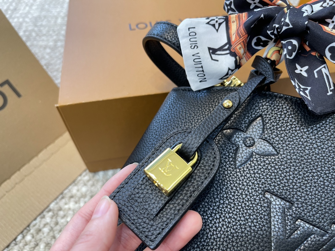 Lv Montana Bag