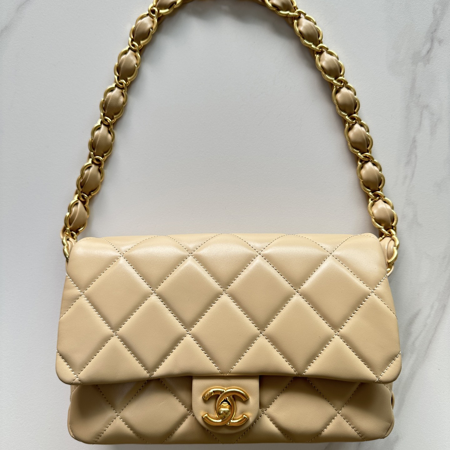 Top version Chanel Sheepskin chain shoulder bag