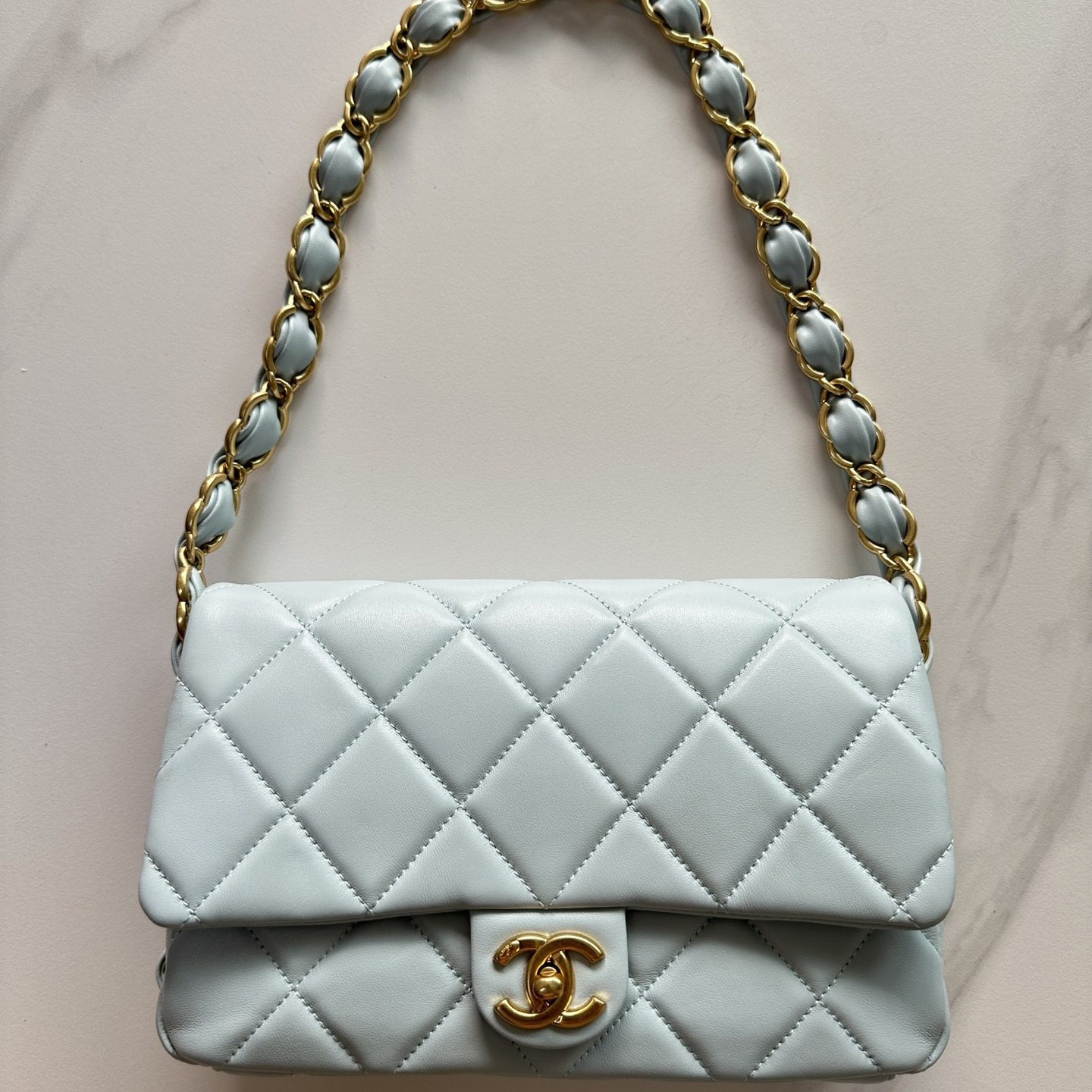 Top version Chanel Sheepskin chain shoulder bag