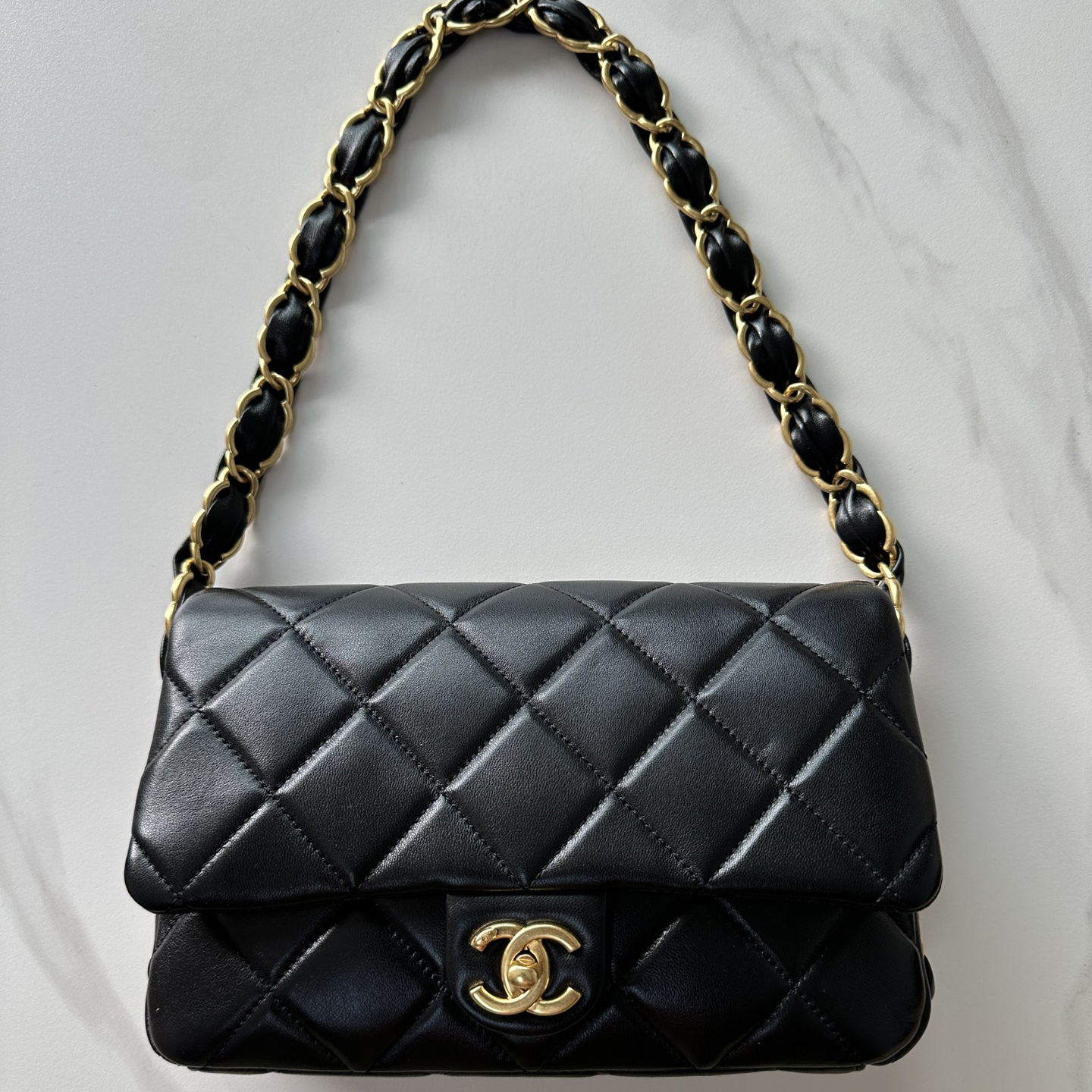 Top version Chanel Sheepskin chain shoulder bag