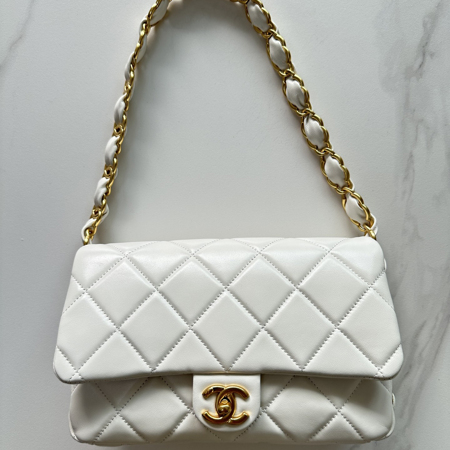 Top version Chanel Sheepskin chain shoulder bag