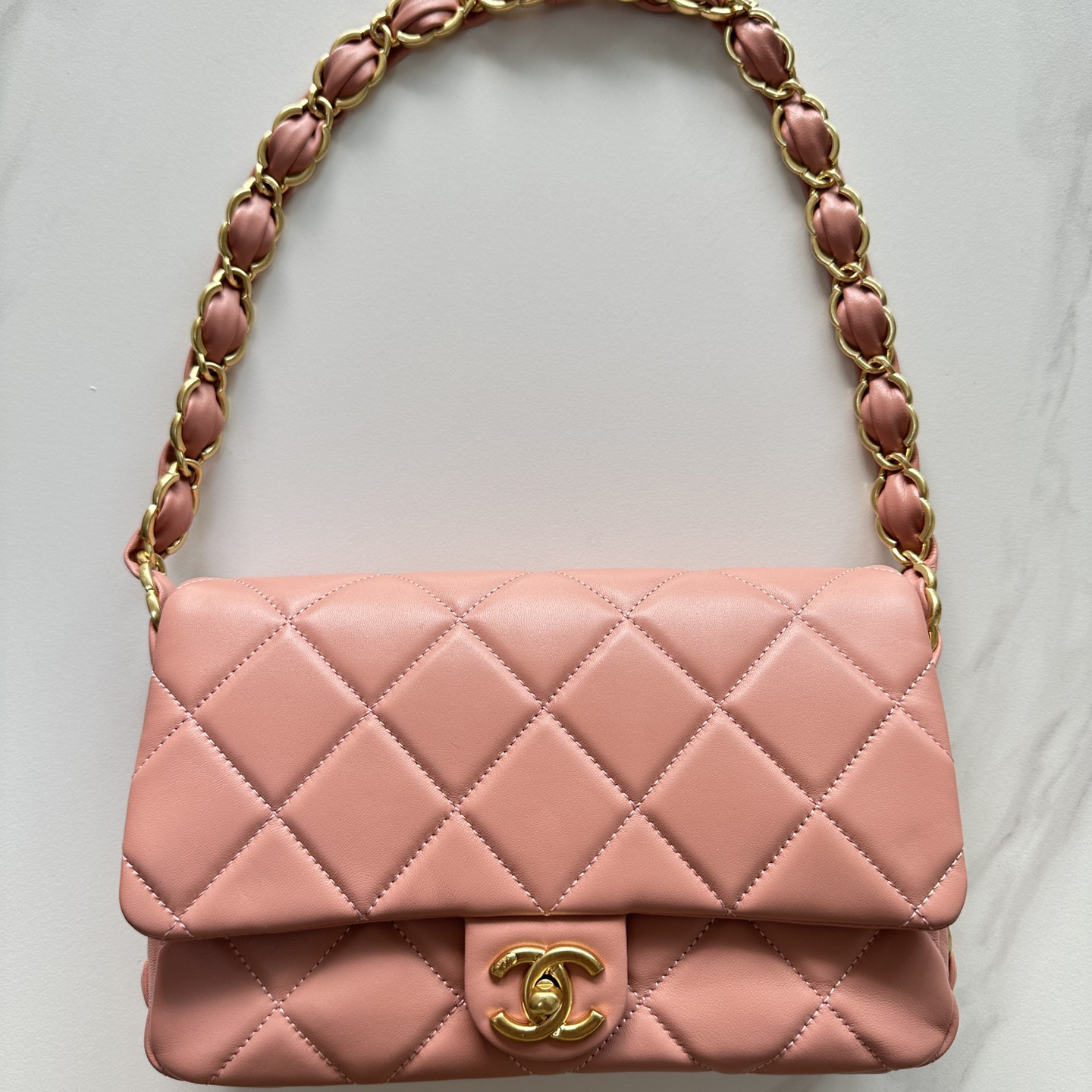Top version Chanel Sheepskin chain shoulder bag