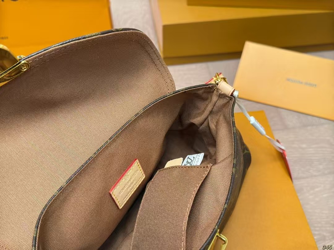 LV Speedy handbag