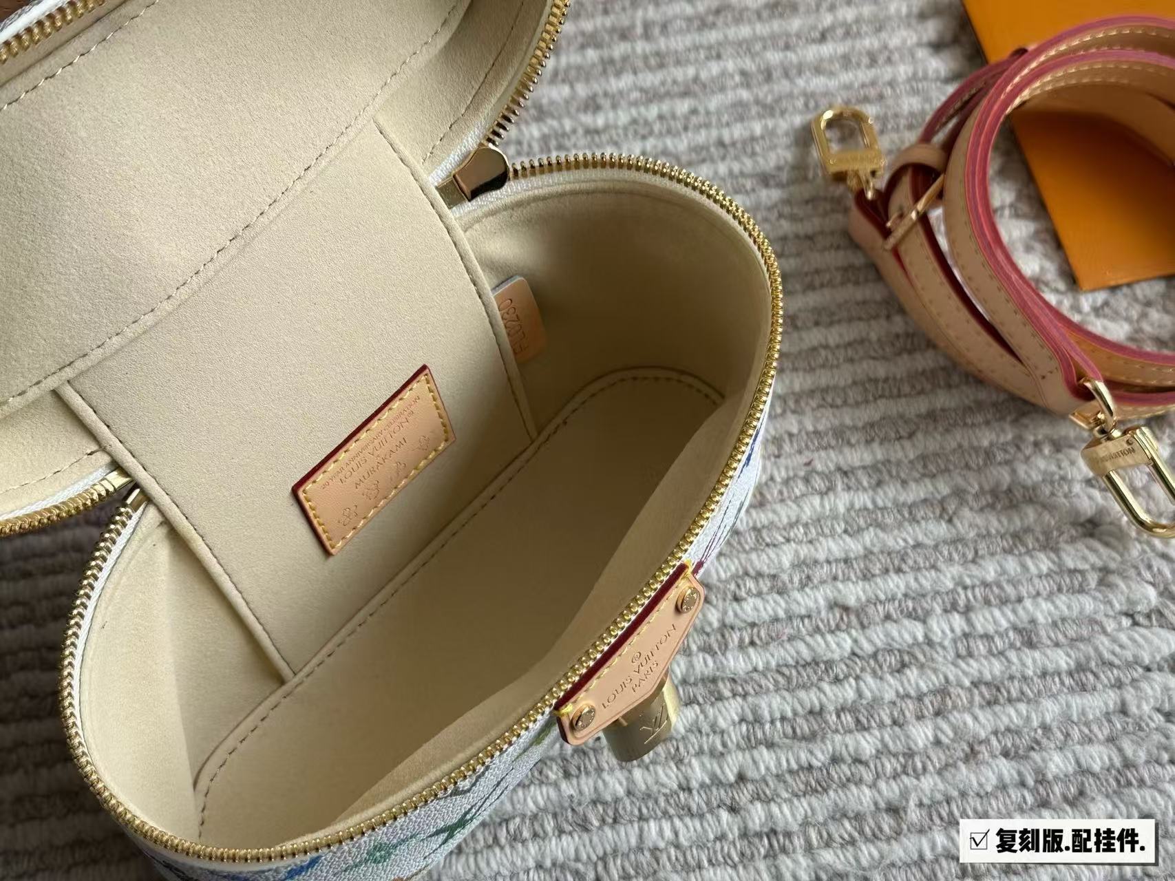 LV white three-color makeup bag