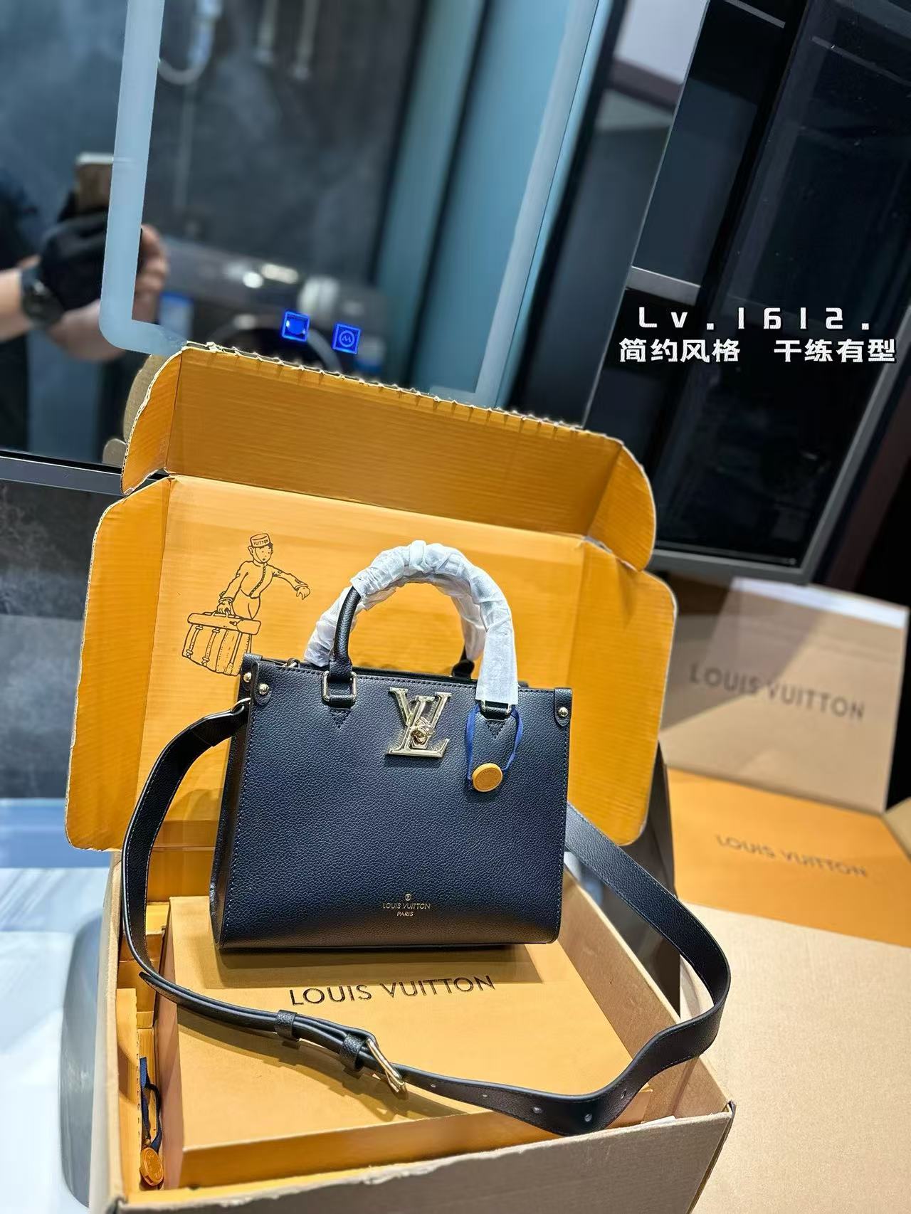 Louis Vuitton classic lock&go handbag