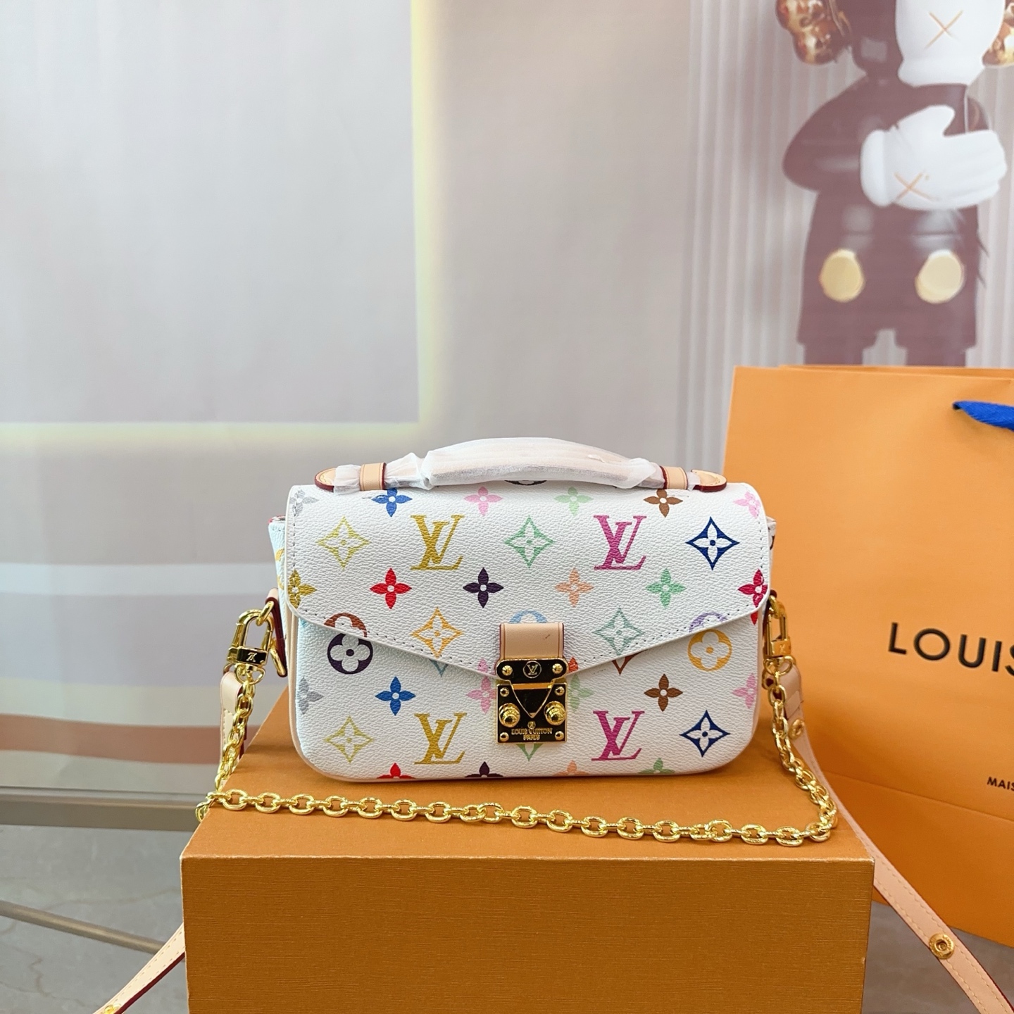 LV white three-color messenger bag