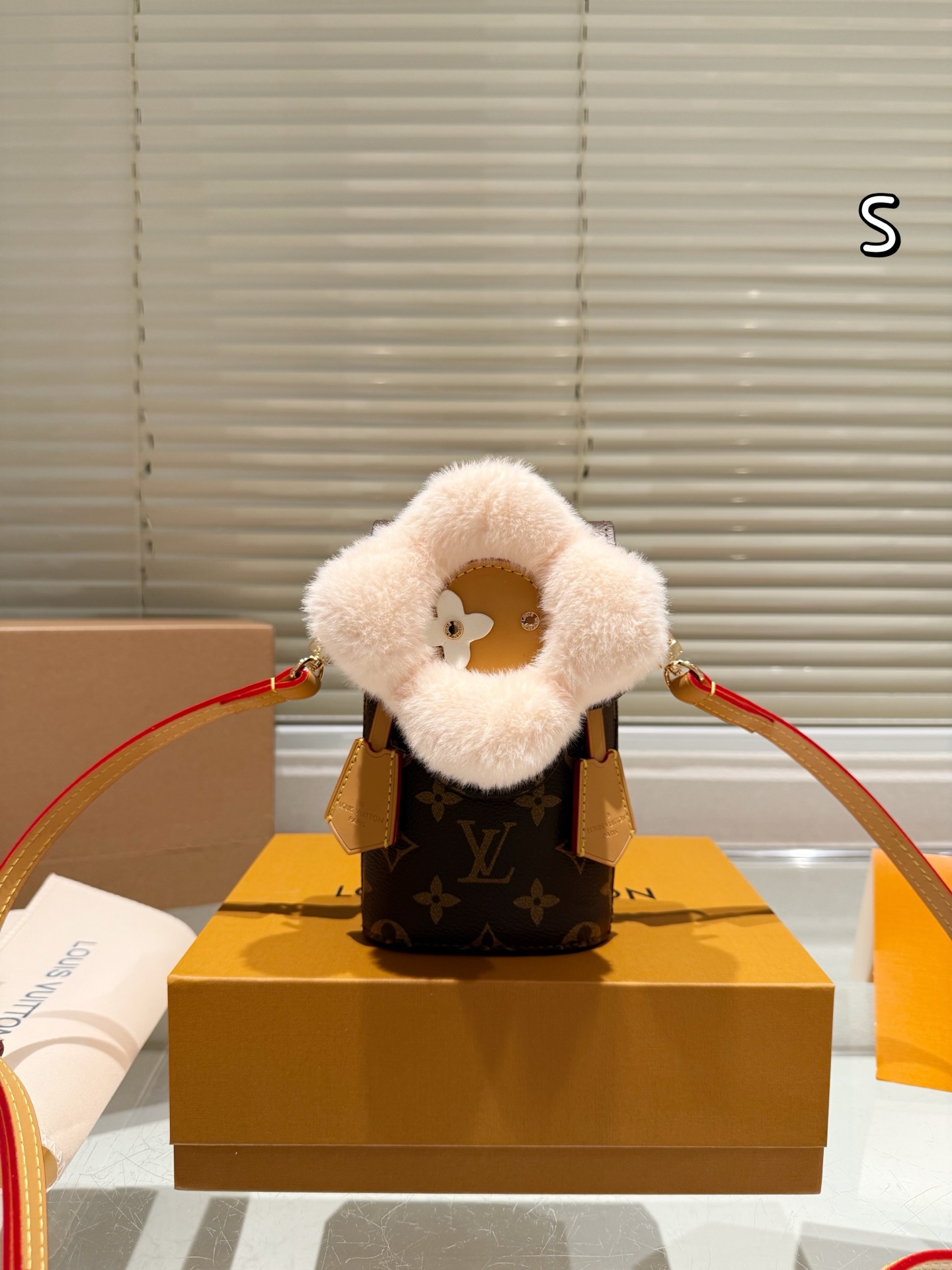 LV's new Christmas limited edition Vivian mobile phone bag