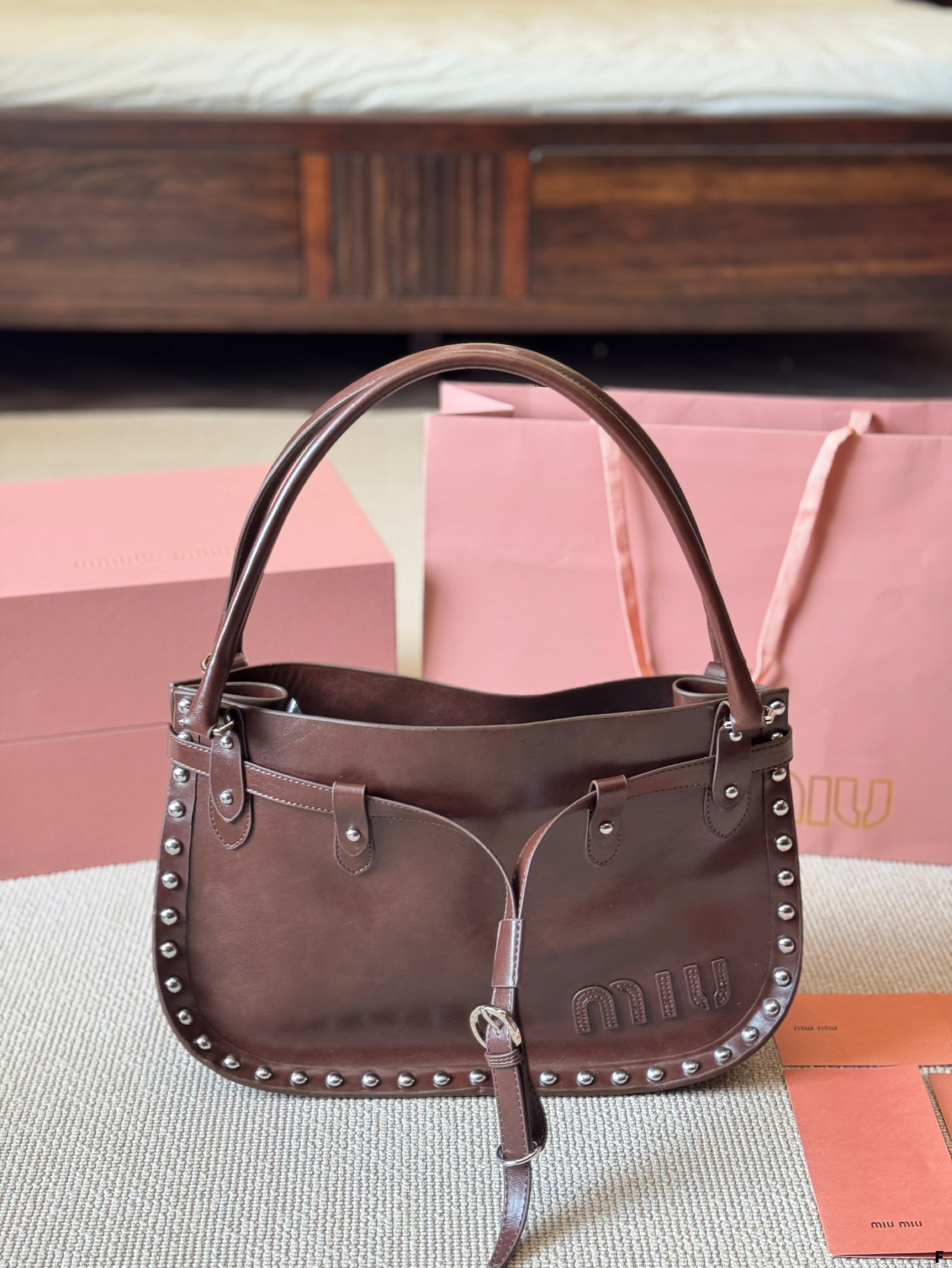 MIUMIU heart-shaped rivet dumplings underarm bag