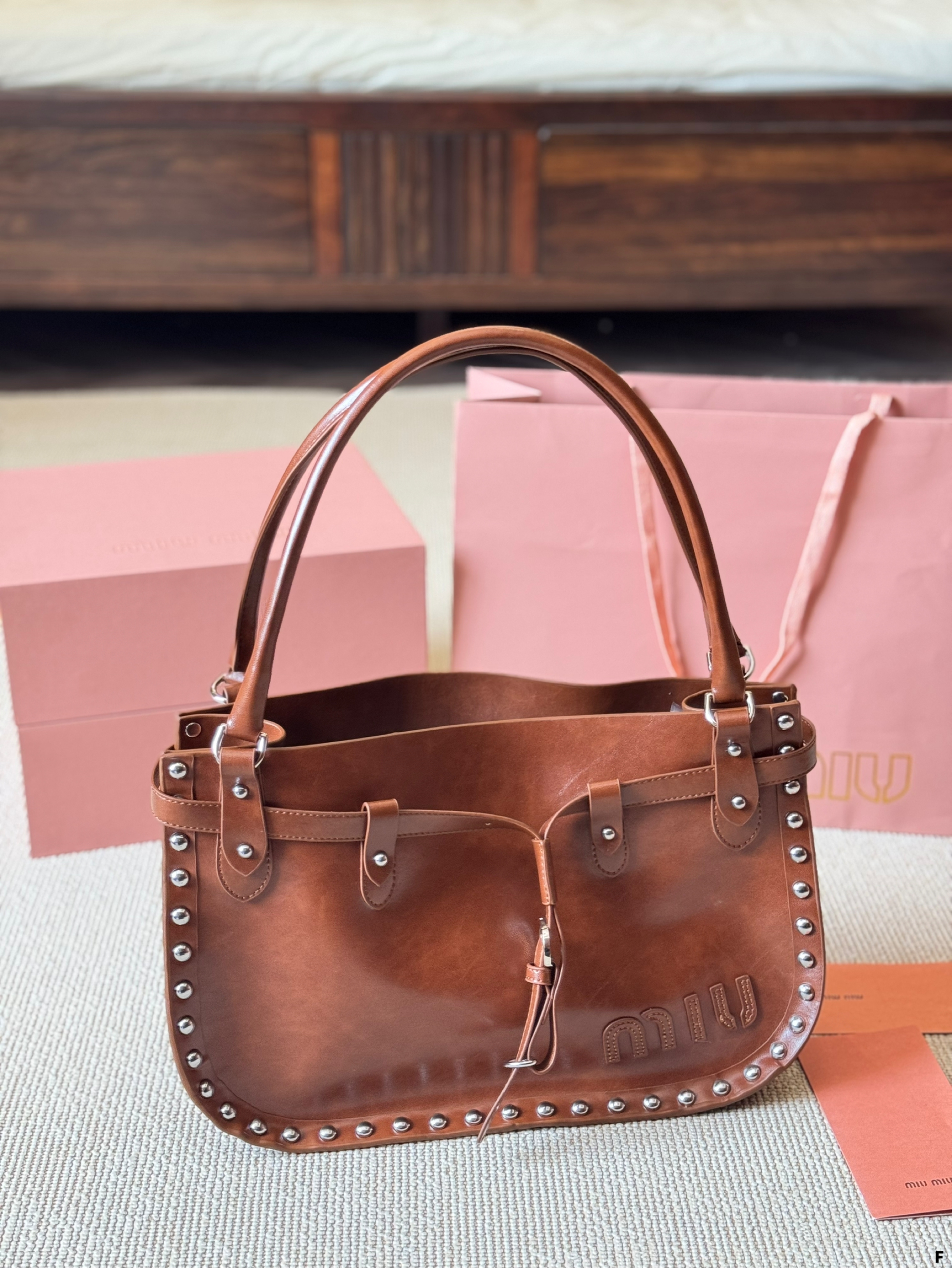 MIUMIU heart-shaped rivet dumplings underarm bag