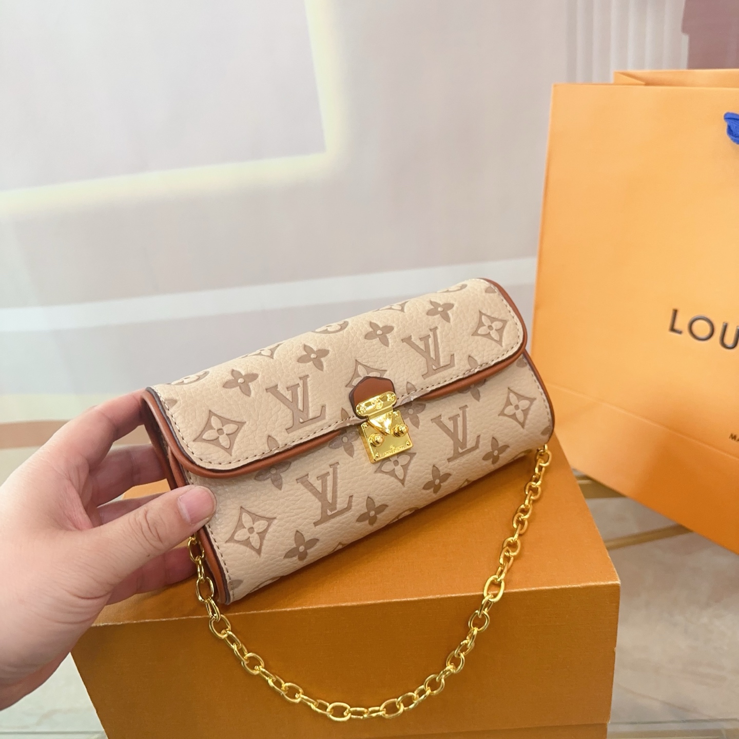 Louis Vuitton pochete camile chain bag