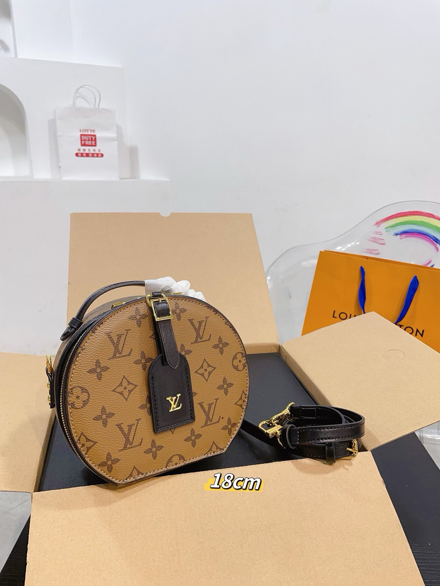 LV round cake bag